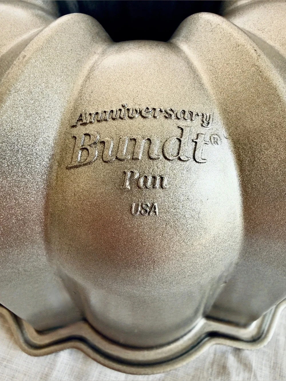Nordic Ware ProfGrade 60th Anniversary Cast Aluminum Silver/Gold Bundt Pan 50037